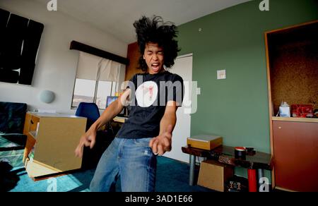 26 juin 2008 - Los Angeles, Californie, États-Unis - Fatima Hoang, championne de guitare Air Guitar des États-Unis 2005 et membre du Hall of Fame, également connue sous le nom de ''The Rockness Monster'', s'entraîne à domicile pour les Championnats Black US Air Guitar Championships/Los Angeles Regional 2008 au célèbre club Troubadour à West Hollywood, CA, le lundi 23 juin 2008. (Crédit image : © Brian Cahn/ZUMAPRESS.com) Banque D'Images