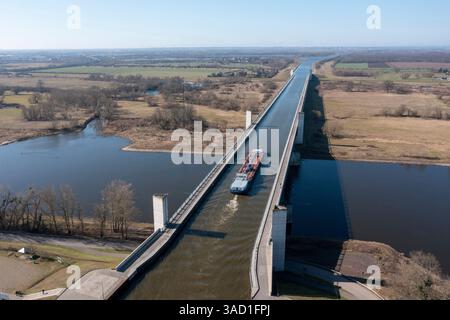 Jonction de la voie navigable de Magdeburg, Mittelland canal traverse l'Elbe dans un pont en auge, le plus long pont canal d'Europe, Hohenwarthe, Saxe-Anhalt, Allemagne Banque D'Images