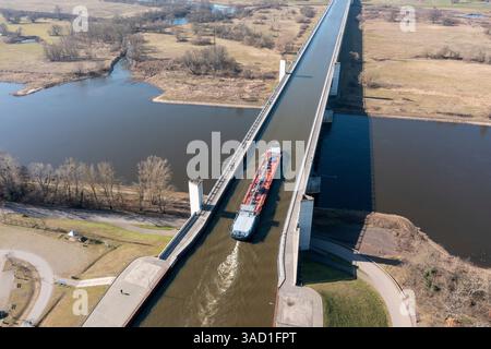 Jonction de la voie navigable de Magdeburg, Mittelland canal traverse l'Elbe dans un pont en auge, le plus long pont canal d'Europe, Hohenwarthe, Saxe-Anhalt, Allemagne Banque D'Images