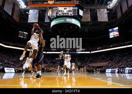 11 novembre 2011 : Trae Golden (11 ans), garde du Tennessee, en action pendant la première moitié d'un match de basket-ball de la NCAA entre les volontaires du Tennessee et les Greensboro Spartans de l'UNC au Thompson-Boling Arena à Knoxville TN. (CAL Sport Media/TplSports.com)(Credit image : © Tplsports. COM/Cal Sport Media/ZUMAPRESS.com) Banque D'Images
