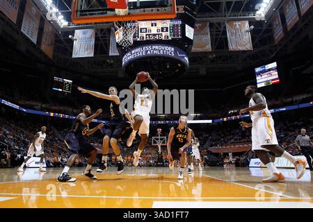 11 novembre 2011 : Trae Golden (11 ans), garde du Tennessee, en action pendant la première moitié d'un match de basket-ball de la NCAA entre les volontaires du Tennessee et les Greensboro Spartans de l'UNC au Thompson-Boling Arena à Knoxville TN. (CAL Sport Media/TplSports.com)(Credit image : © Tplsports. COM/Cal Sport Media/ZUMAPRESS.com) Banque D'Images