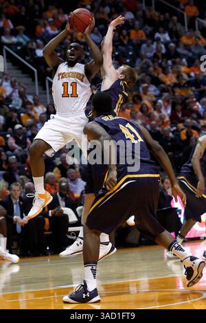 11 novembre 2011 : Trae Golden (11 ans), garde du Tennessee, en action pendant la première moitié d'un match de basket-ball de la NCAA entre les volontaires du Tennessee et les Greensboro Spartans de l'UNC au Thompson-Boling Arena à Knoxville TN. (CAL Sport Media/TplSports.com)(Credit image : © Tplsports. COM/Cal Sport Media/ZUMAPRESS.com) Banque D'Images
