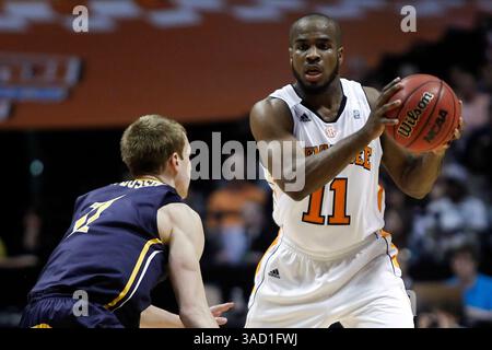 11 novembre 2011 : Trae Golden (11 ans), garde du Tennessee, en action pendant la première moitié d'un match de basket-ball de la NCAA entre les volontaires du Tennessee et les Greensboro Spartans de l'UNC au Thompson-Boling Arena à Knoxville TN. (CAL Sport Media/TplSports.com)(Credit image : © Tplsports. COM/Cal Sport Media/ZUMAPRESS.com) Banque D'Images