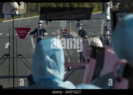12 novembre 2011 - Tokyo, Japon - un policier japonais un poste de contrôle près du bord de la zone d'exclusion contaminée autour de la centrale nucléaire paralysée de Fukushima Dai-ichi est vu à travers une fenêtre de bus près d'Okuma, Japon samedi 12 novembre 2011. (Crédit image : © David Guttenfelder-Pool/Jana Press/ZUMAPRESS.com) Banque D'Images