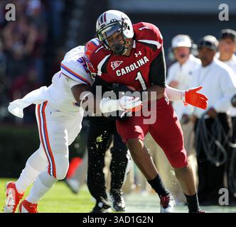 12 novembre 2011 - Columbia, SC, Etats-Unis - Caroline du Sud le récepteur large des Gamecocks Alshon Jeffery (1) attrape une passe au premier trimestre. Les Gamecocks de Caroline du Sud ont battu les Gators de Floride, 17-12, au Williams-Brice Stadium de Columbia, Caroline du Sud, le samedi 12 novembre 2011. (Crédit image : © Gerry Melendez/The State/MCT/ZUMAPRESS.com) Banque D'Images