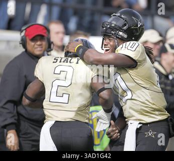 12 novembre 2011 - Nashville, TN, USA - le quarterback réserve des Commodores de Vanderbilt, Larry Smith (10), a félicité Vanderbilt Commodores Running back Zac Stacy (2) pour son touchdown au premier quart-temps. Les Commodores de Vanderbilt ont battu les Wildcats du Kentucky, 38-8, à Nashville, Tennessee, samedi, 12 novembre 2011. (Crédit image : © David Perry/Lexington Herald-leader/MCT/ZUMAPRESS.com) Banque D'Images