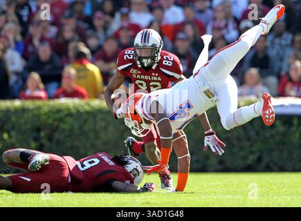 12 novembre 2011 - Columbia, SC, USA - Caroline du Sud Gamecocks Wide Receiver D.L. Moore (82) attrape une passe au premier trimestre. Les Gamecocks de Caroline du Sud ont battu les Gators de Floride, 17-12, au Williams-Brice Stadium de Columbia, Caroline du Sud, le samedi 12 novembre 2011. (Crédit image : © Gerry Melendez/The State/MCT/ZUMAPRESS.com) Banque D'Images