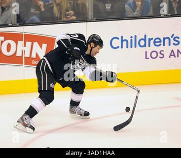12 novembre 2011 Los Angeles, CA. Les Los Angeles Kings ont quitté l'aile Ethan Moreau #17 tente de tirer, mais casse son bâton en action en deuxième période pendant le match de la LNH entre le Wild du Minnesota et les Kings de Los Angeles au Staples Center de Los Angeles, en Californie. Les Kings de Los Angeles ont battu le Wild du Minnesota 5-2 (crédit image : © David Hood/Cal Sport Media/ZUMAPRESS.com) Banque D'Images