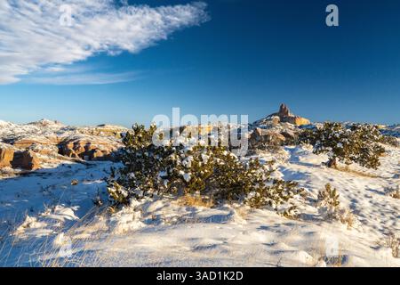 États-Unis, Nouveau-Mexique, Gallup, Red Rock Park. Church Rock au lever du soleil en hiver. ©Cathy & Gordon Illg / Galerie Jaynes / DanitaDelimont.com Banque D'Images