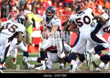 13 novembre 2011 - Kansas City, Missouri, États-Unis d'Amérique - Tim Tebow, quarterback des Broncos de Denver (15 ans) cherche à passer au Runback lance Ball (35 ans) pendant la deuxième mi-temps d'action. Les Broncos battent les Chiefs 17-10 dans le match au stade Arrowhead. (Crédit image : © Jacob Paulsen/Southcreek/ZUMAPRESS.com) Banque D'Images