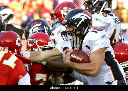 13 novembre 2011 - Kansas City, Missouri, États-Unis d'Amérique - le quarterback Tim Tebow (15 ans) des Broncos de Denver se bouscule pour le kilométrage pendant la deuxième mi-temps d'action. Les Broncos battent les Chiefs 17-10 dans le match au stade Arrowhead. (Crédit image : © Jacob Paulsen/Southcreek/ZUMAPRESS.com) Banque D'Images
