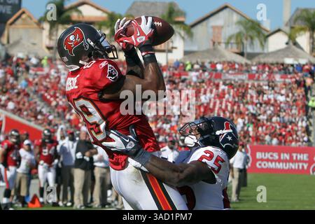 13 novembre 2011 - Tampa, Floride, U. S - le récepteur large des Buccaneers de Tampa Bay Dezmon Briscoe (89) tente de transporter en passe devant le cornerback des Texans de Houston Kareem Jackson (25) dans le match de football de la NFL entre les Texans de Houston et les Buccaneers de Tampa Bay. Houston mène Tampa 16-3 à la mi-temps. (Crédit image : © Don Montague/Southcreek/ZUMAPRESS.com) Banque D'Images