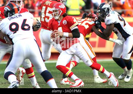13 novembre 2011 - Kansas City, Missouri, États-Unis d'Amérique - le quarterback des Chiefs de Kansas City, Tyler Palko (4), se bouscule pour le kilométrage pendant la deuxième mi-temps d'action. Les Broncos battent les Chiefs 17-10 dans le match au stade Arrowhead. (Crédit image : © Jacob Paulsen/Southcreek/ZUMAPRESS.com) Banque D'Images