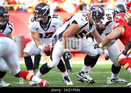 13 novembre 2011 - Kansas City, Missouri, États-Unis d'Amérique - Tim Tebow, quarterback des Broncos de Denver (15) prend le coup du centre J.D. Walton (50) pendant la deuxième mi-temps. Les Broncos battent les Chiefs 17-10 dans le match au stade Arrowhead. (Crédit image : © Jacob Paulsen/Southcreek/ZUMAPRESS.com) Banque D'Images