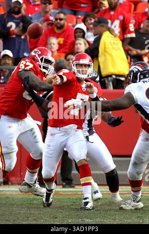 13 novembre 2011 - Kansas City, Missouri, États-Unis d'Amérique - Matt Cassel (7), quarterback des Chiefs de Kansas City, passe sous pression pendant la deuxième mi-temps d'action. Les Broncos battent les Chiefs 17-10 dans le match au stade Arrowhead. (Crédit image : © Jacob Paulsen/Southcreek/ZUMAPRESS.com) Banque D'Images