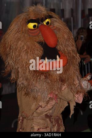 12 novembre 2011 - Hollywood, Californie, États-Unis - Sweetums à la première mondiale 'The Muppets' au théâtre El Capitan Hollywood California. (Crédit image : © Glenn Weiner/ZUMAPRESS.com) Banque D'Images