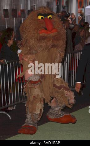 12 novembre 2011 - Hollywood, Californie, États-Unis - Sweetums à la première mondiale 'The Muppets' au théâtre El Capitan Hollywood California. (Crédit image : © Glenn Weiner/ZUMAPRESS.com) Banque D'Images