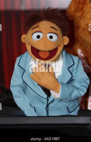 12 novembre 2011 - Hollywood, Californie, États-Unis - Walter à la première mondiale 'The Muppets' au théâtre El Capitan Hollywood California. (Crédit image : © Glenn Weiner/ZUMAPRESS.com) Banque D'Images