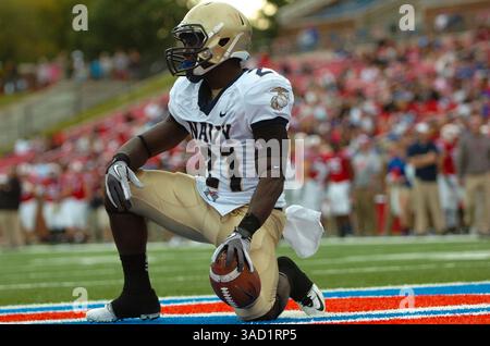 12 novembre 2011 : le dos des Midshipmen de la Navy, Gee Gee Greene #21, s'agenouille un moment dans la zone finale après avoir marqué un touchdown pour le deuxième quart-temps. Gerald J. Ford Stadium Ã University Park, Texas. (Crédit image : © Michael Prengler/Cal Sport Media/ZUMAPRESS.com) Banque D'Images