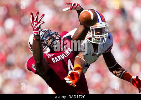 12 novembre 2011 - Columbia, Caroline du Sud, U. S - South Carolina Gamecocks wide receiver Jason Barnes (4) se battant pour une passe contre un défenseur de Floride lors du match de football Florida Gators vs South Carolina Gamecocks. La Caroline du Sud bat la Floride 17 à 12. (Crédit image : © Tony Brown/Southcreek/ZUMAPRESS.com) Banque D'Images