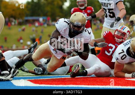 12 novembre 2011 : le retour à la machine à sous des Midshipmen de la Navy, Gee Gee Greene #21, plonge pour un touchdown pour mettre les Midshipmen de la Navy 10 à 0 au début du deuxième quart-temps. Gerald J. Ford Stadium - University Park, TX. (Crédit image : © Michael Prengler/Cal Sport Media/ZUMAPRESS.com) Banque D'Images