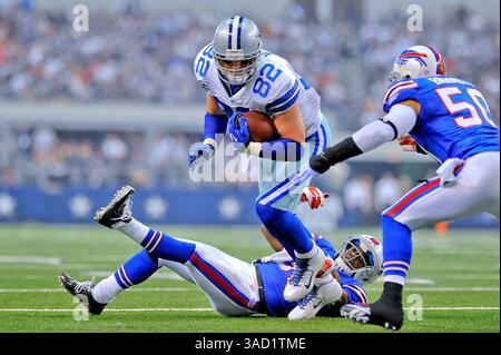 13 nov. 2011 . Jason Witten (82) attrape le ballon pour une première et un but alors qu'il est défendu par les Buffalo Bills. George Wilson (37) lors d'un match entre les Buffalo Bills et les Dallas Cowboys au Cowboy Stadium d'Arlington, Texas..Dallas gagne 44-7..Manny Flores/CSM(Credit image : © Manny Flores/Cal Sport Media/ZUMAPRESS.com) Banque D'Images