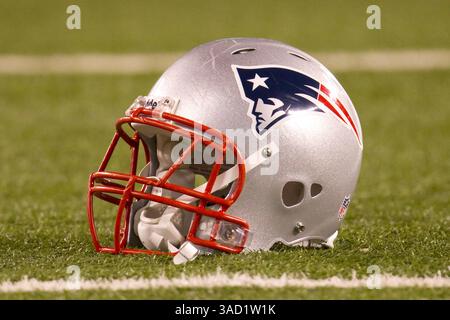 13 novembre 2011 : le casque New England Patriots est installé sur le terrain lors des échauffements avant le match NFL entre les New England Patriots et les jets de New York au MetLife Stadium à East Rutherford, New Jersey. (Crédit image : © Chris Szagola/Cal Sport Media/ZUMAPRESS.com) Banque D'Images