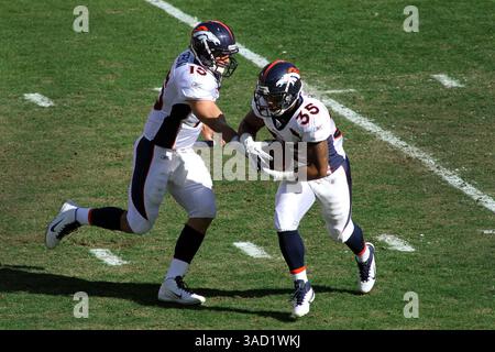 13 novembre 2011 - Kansas City, Missouri, États-Unis d'Amérique - Tim Tebow, quarterback des Broncos de Denver (15) passe la main au Runback lance Ball (35) pendant la première mi-temps d'action. Les Broncos battent les Chiefs 17-10 dans le match au stade Arrowhead. (Crédit image : © Jacob Paulsen/Southcreek/ZUMAPRESS.com) Banque D'Images