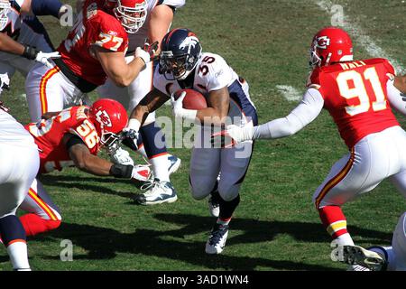 13 novembre 2011 - Kansas City, Missouri, États-Unis d'Amérique - Denver Broncos Running Back lance Ball (35) se bousculent pour la distance pendant la première mi-temps d'action. Les Broncos battent les Chiefs 17-10 dans le match au stade Arrowhead. (Crédit image : © Jacob Paulsen/Southcreek/ZUMAPRESS.com) Banque D'Images