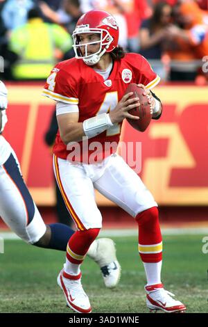 13 novembre 2011 - Kansas City, Missouri, États-Unis d'Amérique - le quarterback des Chiefs de Kansas City, Tyler Palko (4), semble passer pendant la deuxième mi-temps. Les Broncos battent les Chiefs 17-10 dans le match au stade Arrowhead. (Crédit image : © Jacob Paulsen/Southcreek/ZUMAPRESS.com) Banque D'Images