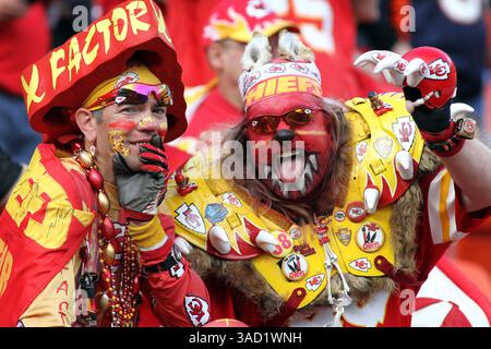 13 novembre 2011 - Kansas City, Missouri, États-Unis d'Amérique - les fans des Chiefs de Kansas City encouragent pendant la deuxième mi-temps. Les Broncos battent les Chiefs 17-10 dans le match au stade Arrowhead. (Crédit image : © Jacob Paulsen/Southcreek/ZUMAPRESS.com) Banque D'Images