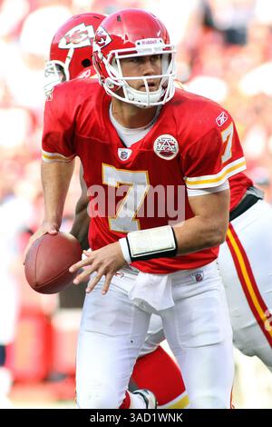 13 novembre 2011 - Kansas City, Missouri, États-Unis d'Amérique - Matt Cassel (7), quarterback des Chiefs de Kansas City, cherche à se détacher pendant la deuxième mi-temps. Les Broncos battent les Chiefs 17-10 dans le match au stade Arrowhead. (Crédit image : © Jacob Paulsen/Southcreek/ZUMAPRESS.com) Banque D'Images