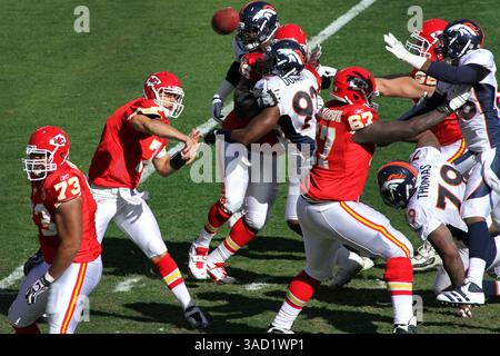 13 novembre 2011 - Kansas City, Missouri, États-Unis d'Amérique - Matt Cassel (7), quarterback des Chiefs de Kansas City, passe sous pression pendant la première mi-temps d'action. Les Broncos battent les Chiefs 17-10 dans le match au stade Arrowhead. (Crédit image : © Jacob Paulsen/Southcreek/ZUMAPRESS.com) Banque D'Images