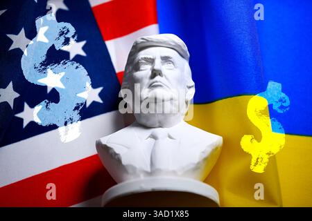 Trump buste sur les drapeaux de l'Ukraine et des États-Unis avec le signe du dollar, photo symbolique de l'accord des matières premières, photomontage Banque D'Images