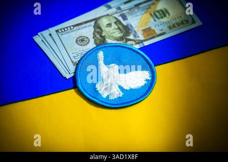 Colombe de paix et billets de dollars sur le drapeau de l'Ukraine, photo symbolique de l'accord sur les matières premières Banque D'Images