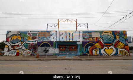 Houston, Texas, art mural coloré au Graffiti Park qui représente des astronautes stylisés, dont l'un dit I Love Houston. Banque D'Images
