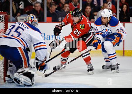 13 novembre 2011 - Chicago, Illinois, U. S - le défenseur d'Edmonton Theo Peckham (24 ans) tente d'arrêter l'aile gauche de Chicago Viktor Stalberg (25 ans) lors du match de la LNH entre les Blackhawks de Chicago et les Oilers d'Edmonton au United Center à Chicago, il. Les Blackhawks ont battu les Oilers 6-3. (Crédit image : © John Rowland/Southcreek/ZUMAPRESS.com) Banque D'Images