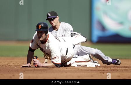 6 avril 2011 - San Francisco, CA, États-Unis - Pat Burrell des Giants de San Francisco, à gauche, est retiré deuxième par Mark Ellis, deuxième joueur de base des Colorado Rockies, en première manche à AT&T Park à San Francisco, Californie, le mercredi 28 septembre 2011. Les Rocheuses l'ont emporté, 6-3. (Crédit image : © Josie Lepe/San Jose Mercury News/MCT/ZUMAPRESS.com) Banque D'Images