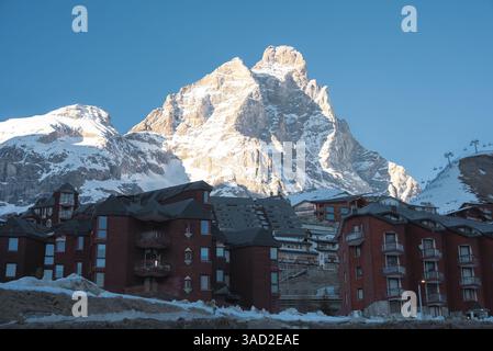 Matterhorn Mountain avec bâtiments de station de ski et remontées mécaniques Banque D'Images