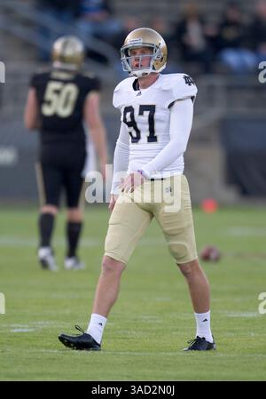 01 octobre 2011 : le kicker de notre Dame David Ruffer (#97) pendant la partie précédant le match de football NCAA entre les notre Dame Fighting Irish et les Purdue Boilermakers au Ross-Ade Stadium à West Lafayette, Indiana. Notre Dame a battu Purdue 38-10.(image crédit : © John Mersits/Cal Sport Media/ZUMAPRESS.com) Banque D'Images