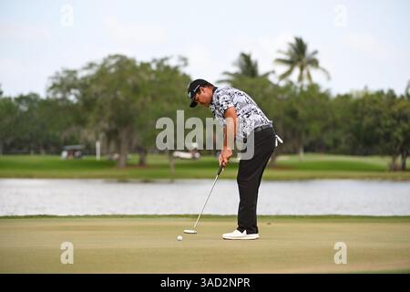 Doral, États-Unis. 04th Apr, 2025. Patrick Reed des putts 4Aces GC lors du jour 1 du LIV Golf Invitational 2025 - Miami au Trump National Golf course le 4 avril 2025 à Doral, Floride. (Photo de JC Ruiz/Sipa USA) crédit : Sipa USA/Alamy Live News Banque D'Images
