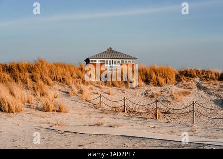 Vue sur la salle de lecture sur la promenade Norden-Norddeich au printemps. Frise orientale, district d'Aurich, basse-Saxe, Allemagne Banque D'Images