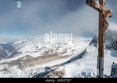 Paysage de montagne enneigée avec Croix en bois à Zermatt, Suisse Banque D'Images