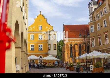 Vue sur la rue du complexe historique de la place du marché d'Opole, Opole, Pologne, Europe Banque D'Images