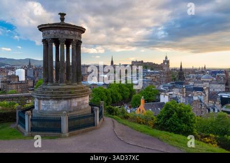 Vue sur le coucher du soleil au printemps du centre-ville d'Édimbourg depuis Calton Hill. Édimbourg, Écosse, Royaume-Uni, Europe. Banque D'Images