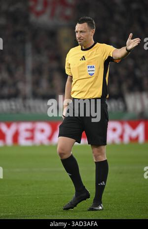 Arbitre arbitre Sven Jablonski Gesture Gesture demi-finale, DFB Cup, MHPArena, MHP Arena Stuttgart, Bade-Wuerttemberg, Allemagne, Europe Banque D'Images