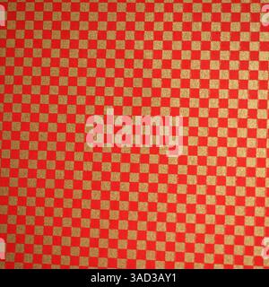 Motifs japonais traditionnels avec des motifs floraux géométriques (motifs floraux dorés sur le fond vert vif) Banque D'Images