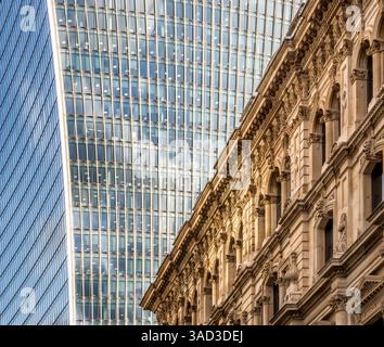 Le 'Walkie-Talkie' contraste avec une façade classique à Londres Banque D'Images