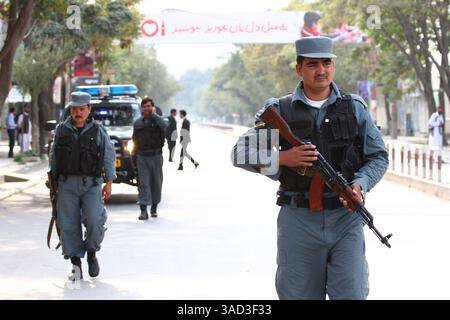 13 septembre 2011 - Kaboul, Afghanistan - un soldat de la police afghane monte la garde près du cercle Massoud, à quelques rues du site d'une série d'attaques coordonnées à la roquette qui ont secoué la capitale afghane. Des militants talibans lourdement armés portant des gilets suicide ont ciblé l'ambassade américaine, déclenchant une fusillade féroce. Cinq kamikazes et un fonctionnaire de police ont été tués et au moins neuf personnes ont été blessées. Dans la région de Char Rahi Abdul Haq, près de l'ambassade américaine et du quartier général de la Force internationale d'assistance à la sécurité (FIAS) dirigée par l'OTAN, les attaquants ont occupé un grand bâtiment et ont pris pour cible l'ambassade américaine. (CRE Banque D'Images