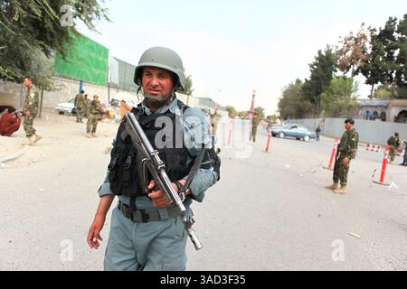 13 septembre 2011 - Kaboul, Afghanistan - un soldat de la police afghane monte la garde près du cercle Massoud, à quelques rues du site d'une série d'attaques coordonnées à la roquette qui ont secoué la capitale afghane. Des militants talibans lourdement armés portant des gilets suicide ont ciblé l'ambassade américaine, déclenchant une fusillade féroce. Cinq kamikazes et un fonctionnaire de police ont été tués et au moins neuf personnes ont été blessées. Dans la région de Char Rahi Abdul Haq, près de l'ambassade américaine et du quartier général de la Force internationale d'assistance à la sécurité (FIAS) dirigée par l'OTAN, les attaquants ont occupé un grand bâtiment et ont pris pour cible l'ambassade américaine. (CRE Banque D'Images
